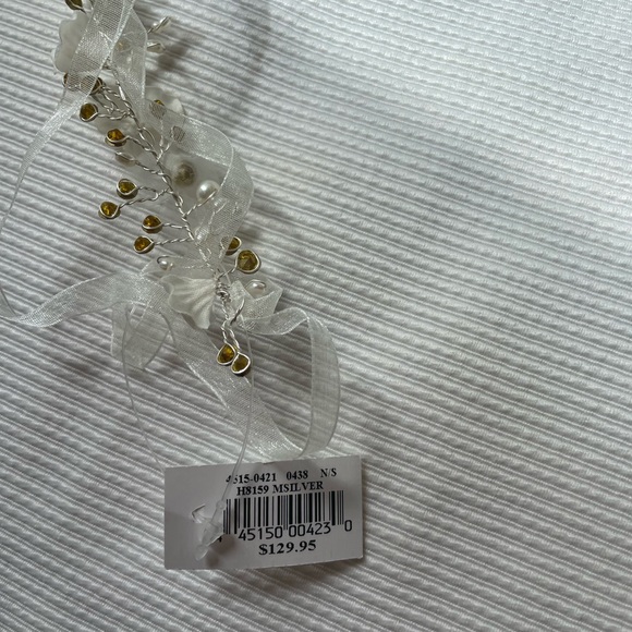 NWT Hair accessory with pearls, flowers and rhinestone detail. - Picture 2 of 3